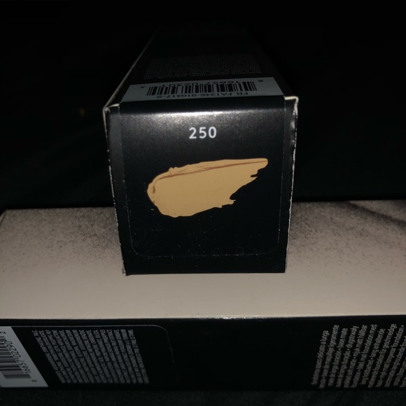 Fenty 250 Pro Filt’r Soft Matte Liquid Foundation - Picture 3 of 3